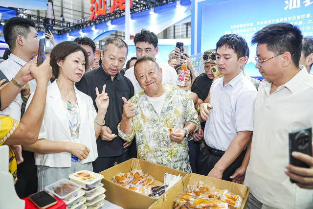 艺人曾志伟点赞陆丰甘薯制品。