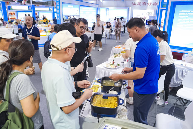 来客试吃获得“汕农领鲜”认证的“老德头”丸类制品。