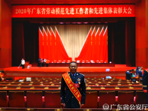 颜海龙会场照 .jpg