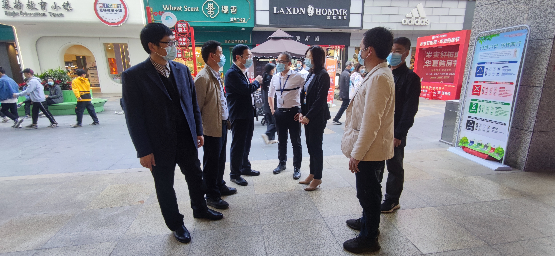 在信利城市广场指导防控工作.jpg