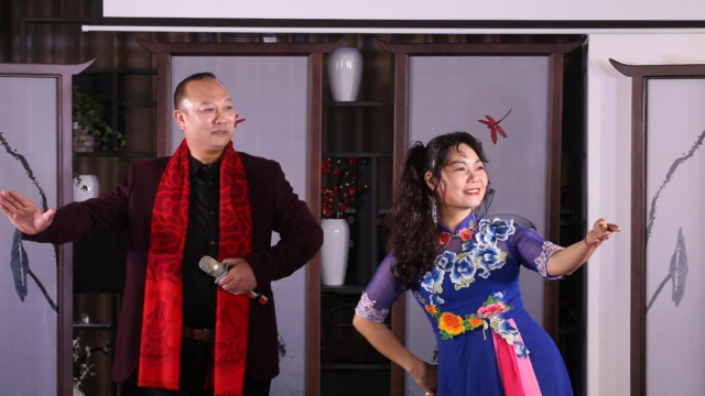 名家吕维平和戏迷叶丽贞联演西秦戏经典曲目《巡江南》。