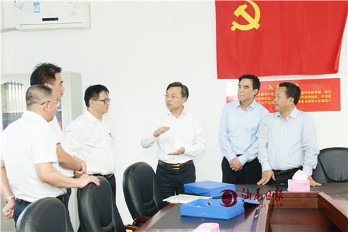 施克辉(右三)在陆丰东海镇乌坎村调研