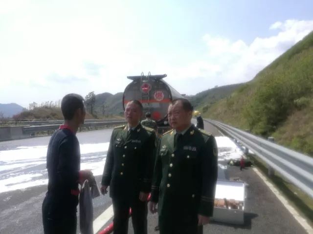 海丰消防快速出动成功处置一起油罐车泄漏事故