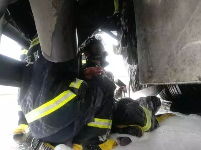 海丰消防快速出动成功处置一起油罐车泄漏事故