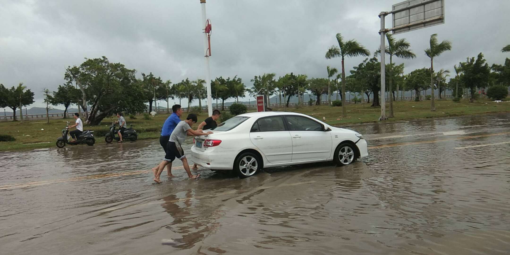 汕尾城管迅速应对防汛救灾 确保高考期间道路
