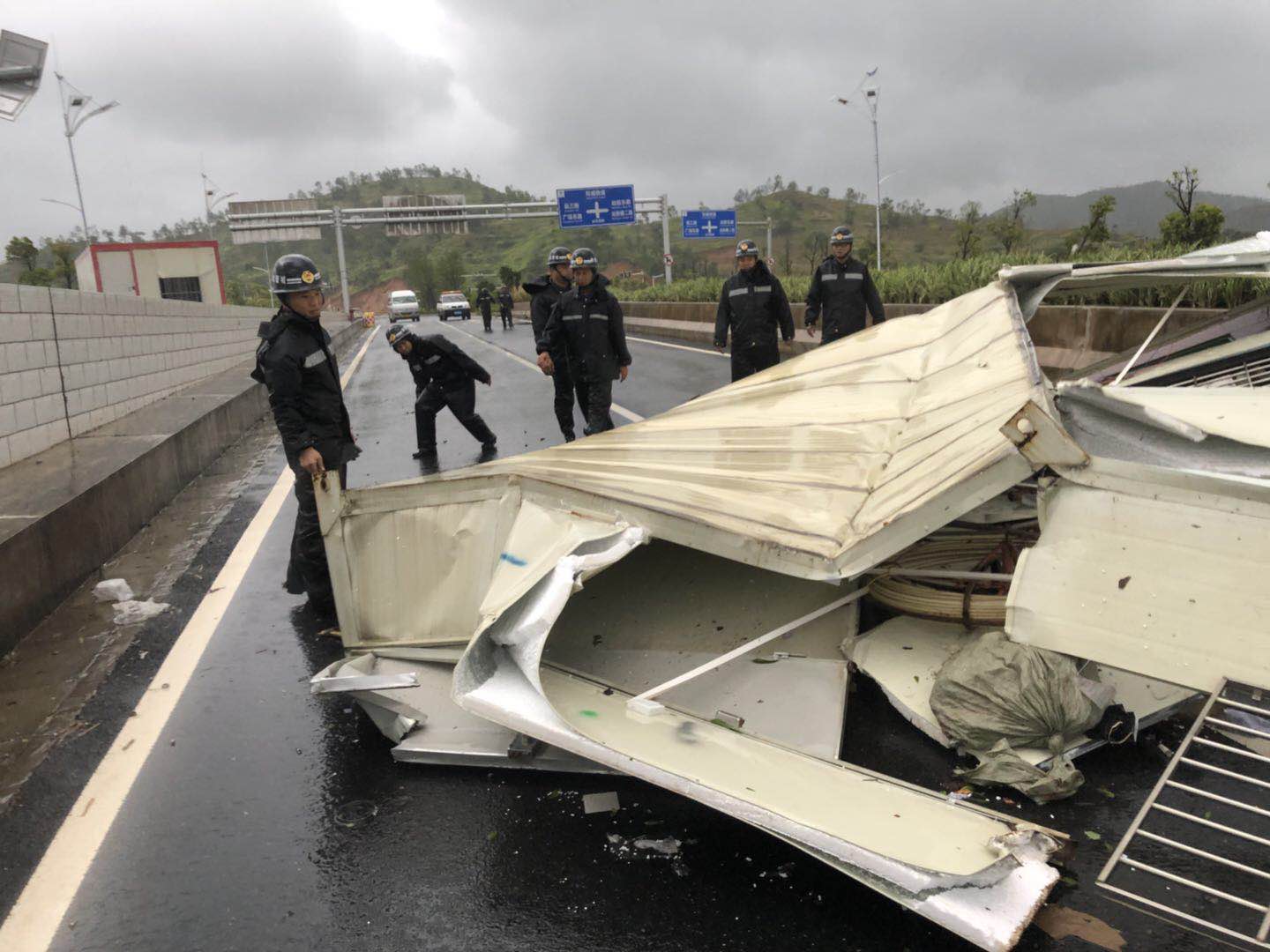 汕尾城管 全员集结 战斗在台风山竹灾情第一线