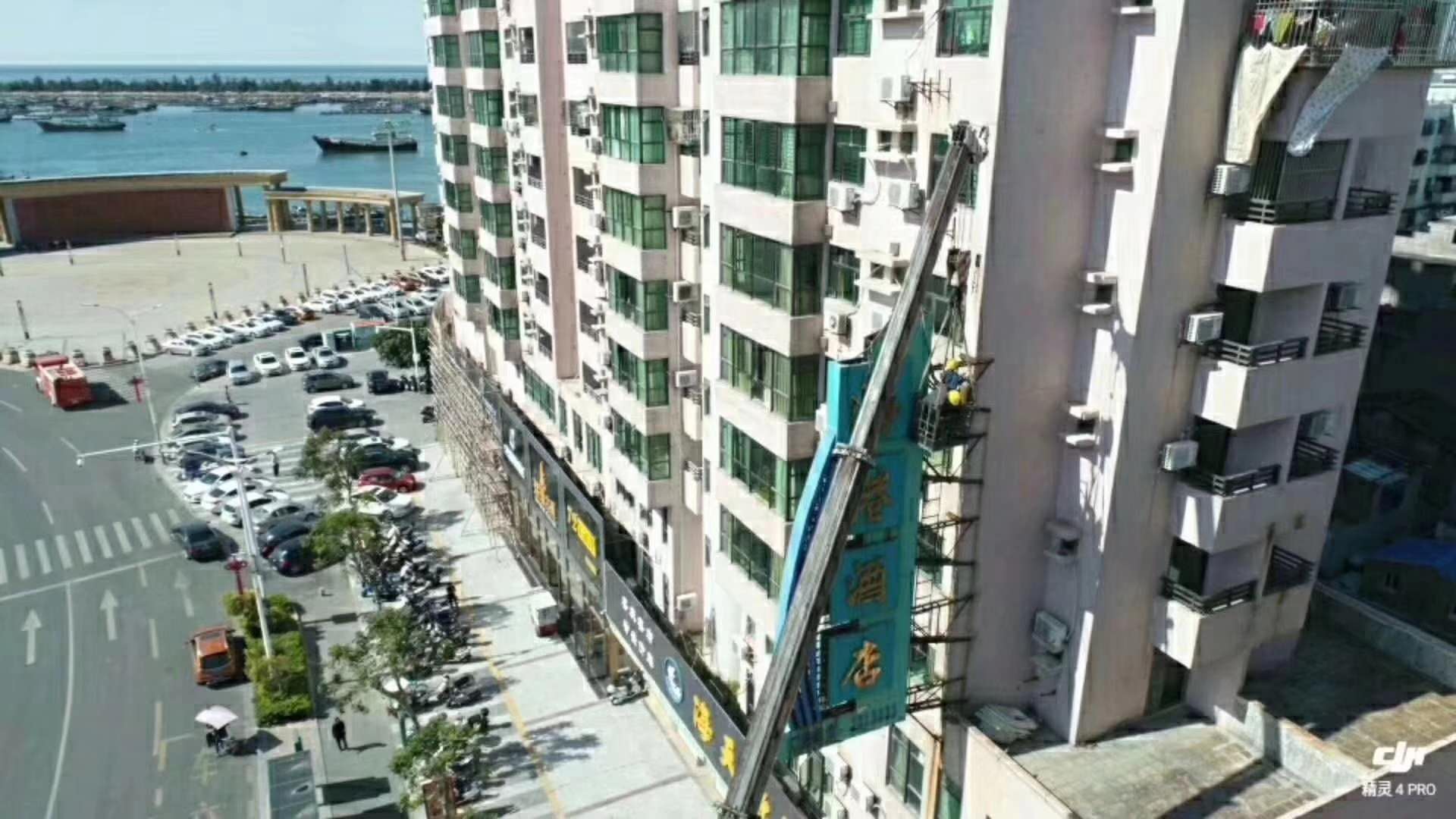 汕尾城管创文在行动:依法拆除多处违规户外广