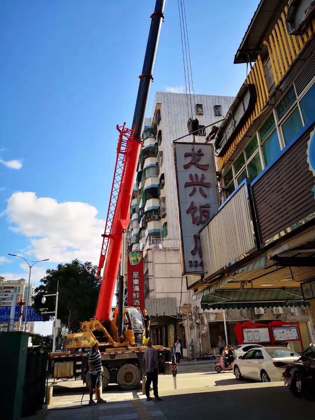 汕尾城管创文在行动:依法拆除多处违规户外广