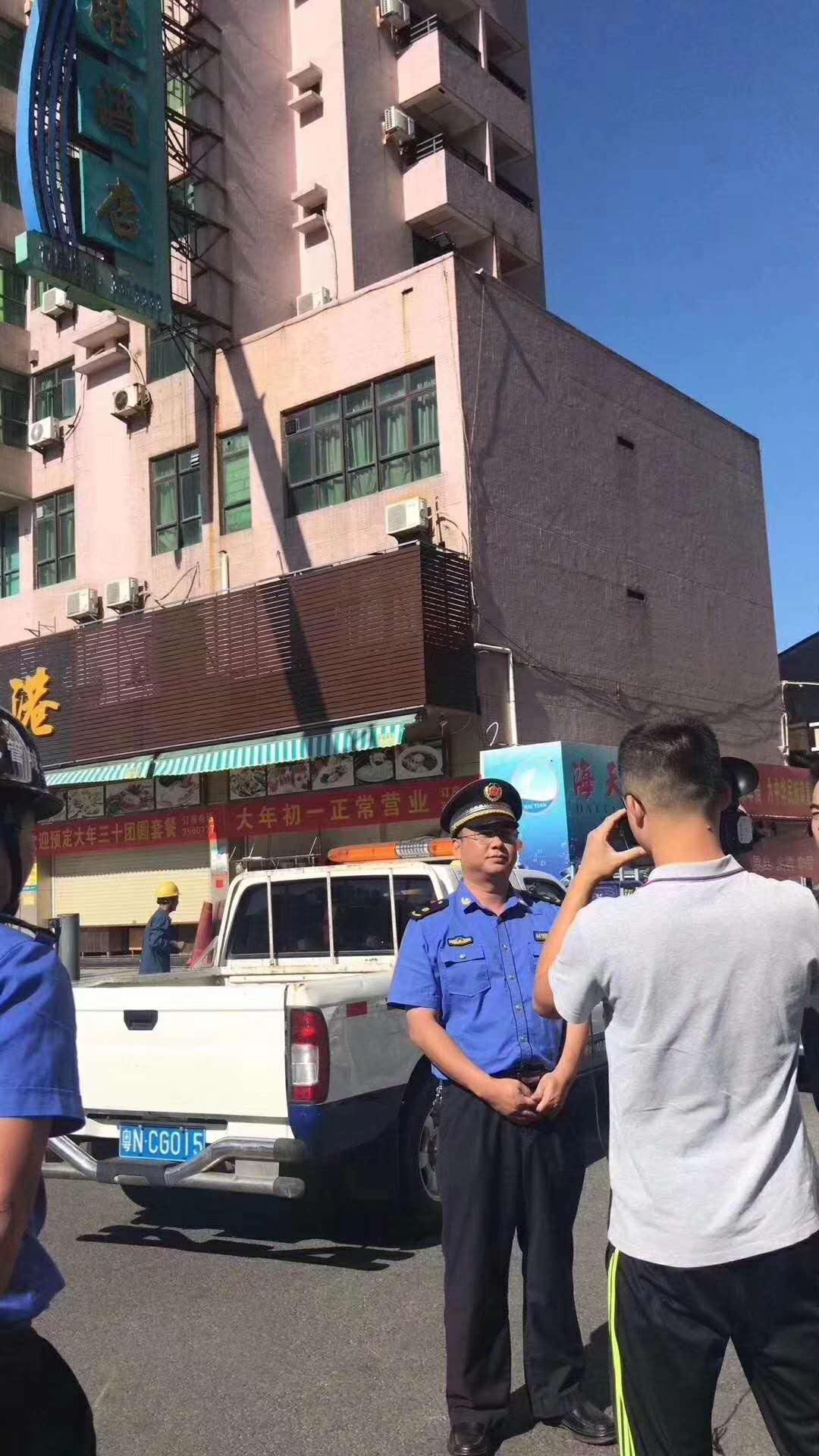 汕尾城管创文在行动:依法拆除多处违规户外广