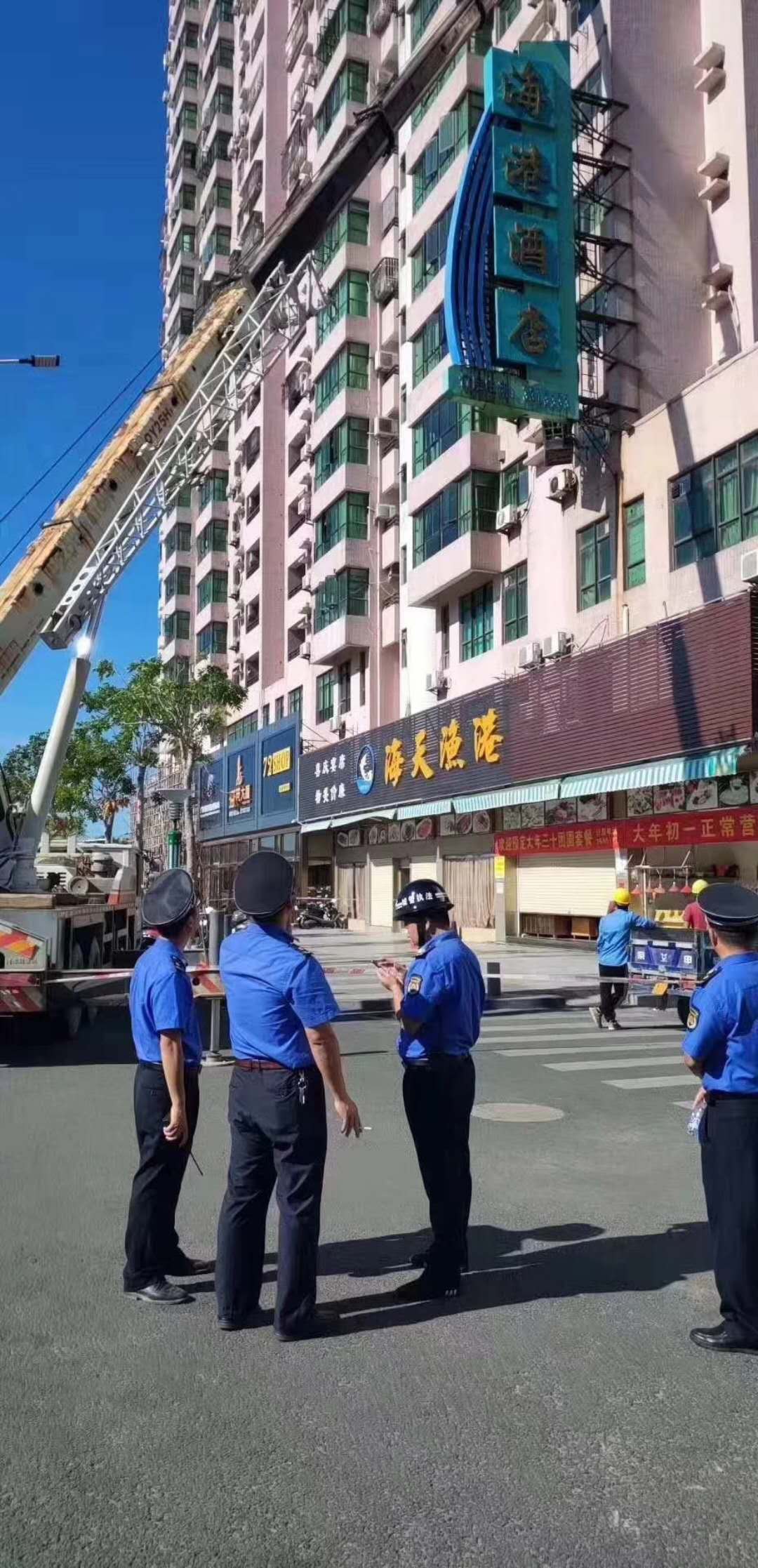 汕尾城管创文在行动:依法拆除多处违规户外广