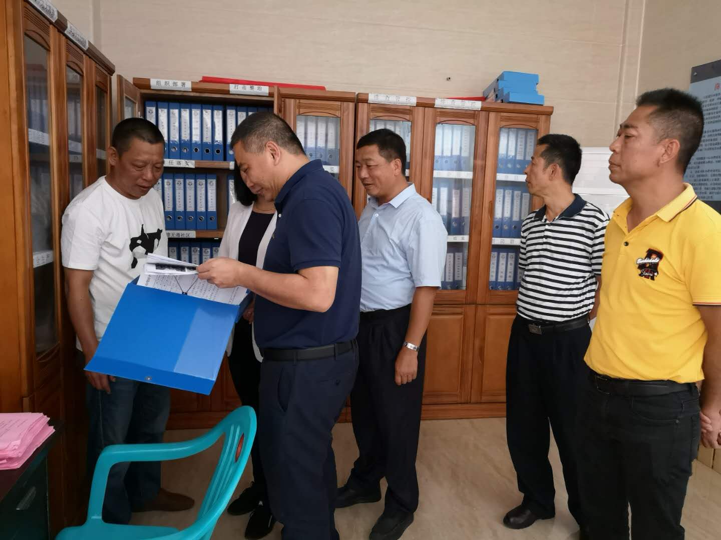 市国资委主任何自强带队到挂驻点检查指导禁毒