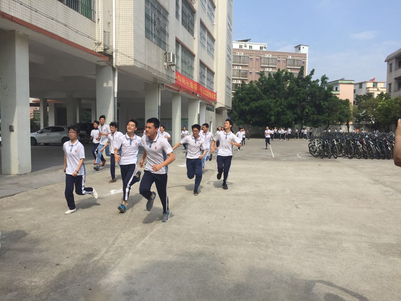 举办防震减灾知识讲座暨地震应急避险模拟演练