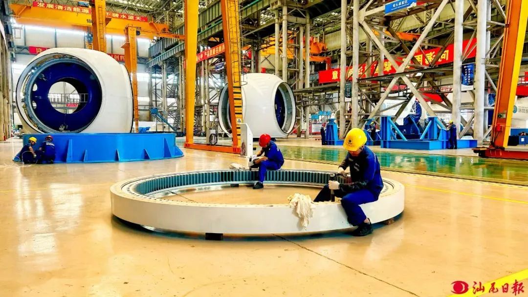 明阳智能海上风电产业园内,工人正在有序作业。 杨镕墁.jpg