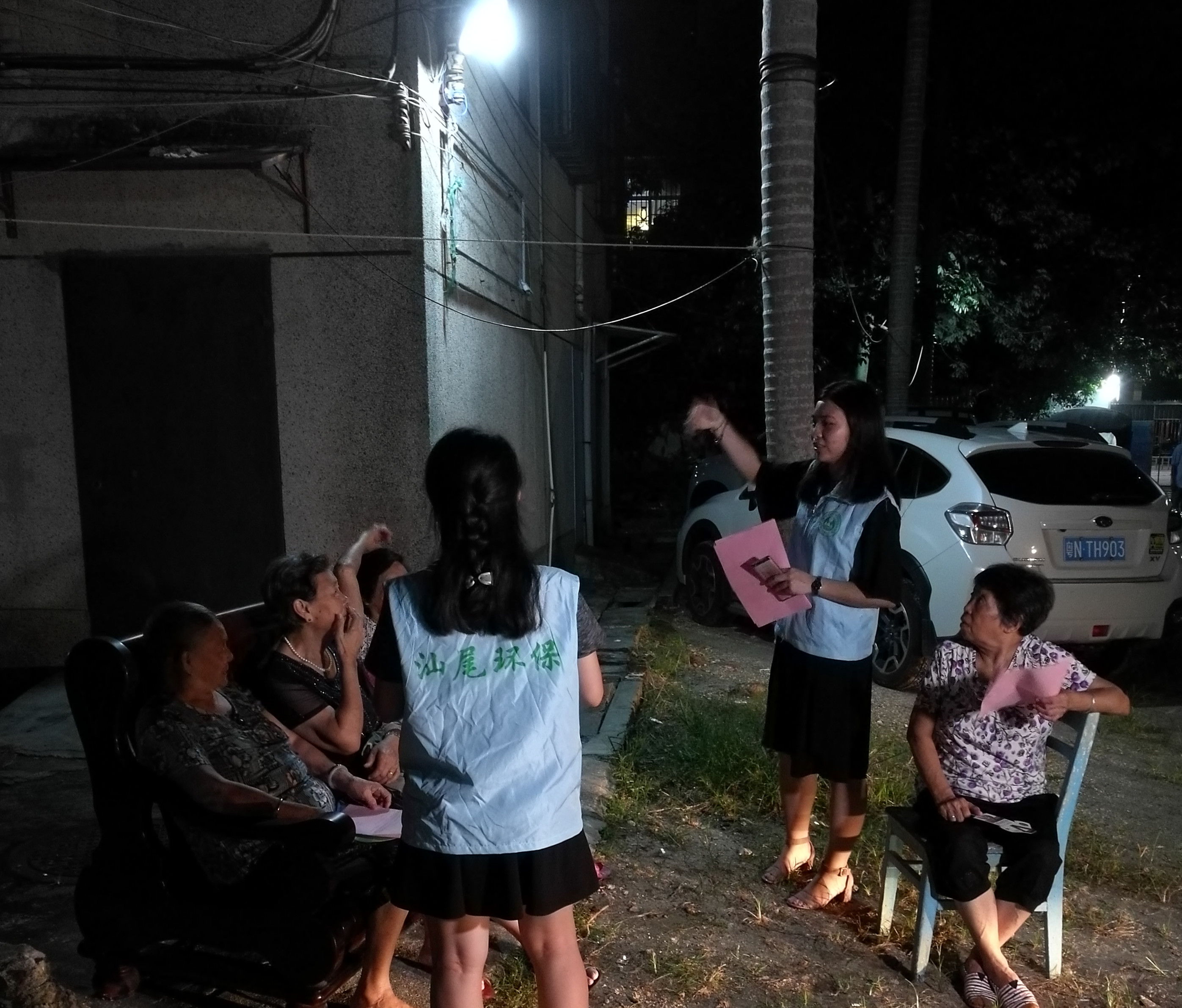8月31日，市环保局志愿者入户宣传助力创文_副本.jpg