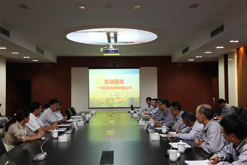 10月25日，林少文副市长为红海湾电厂颁发汕尾市环境教育基地牌匾1_副本.jpg