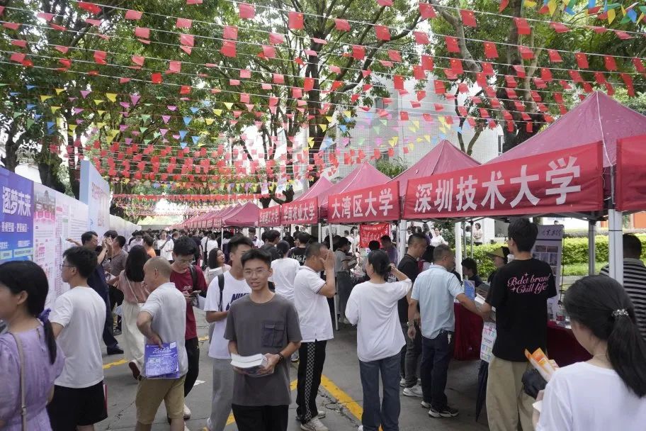 校地合力搭建咨询平台 暖心服务高考生“最后一公里”