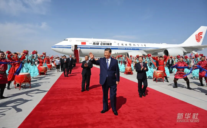 习近平率中央代表团抵达乌鲁木齐出席新疆维吾尔自治区成立70周年庆祝活动