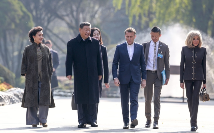 习近平同法国总统马克龙在成都进行友好交流