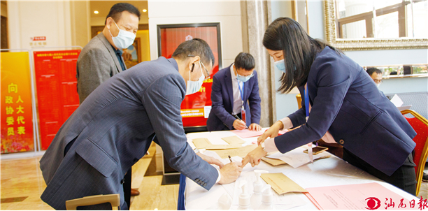 市人大代表陆续抵达驻地报到