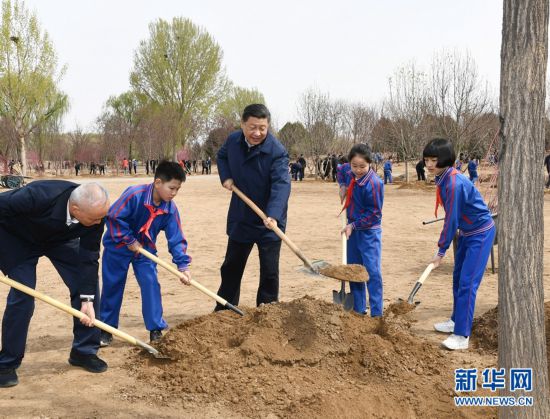 4月8日，党和国家领导人习近平、栗战书、汪洋、王沪宁、赵乐际、韩正、王岐山等来到北京市通州区永顺镇参加首都义务植树活动。这是习近平同大家一起植树。 新华社记者 谢环驰 摄
