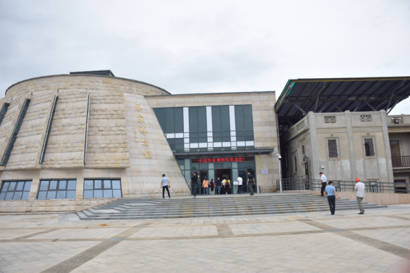 局党员干部共34人赴有"世界客都"之称的广东省梅州市参观了客家博物馆