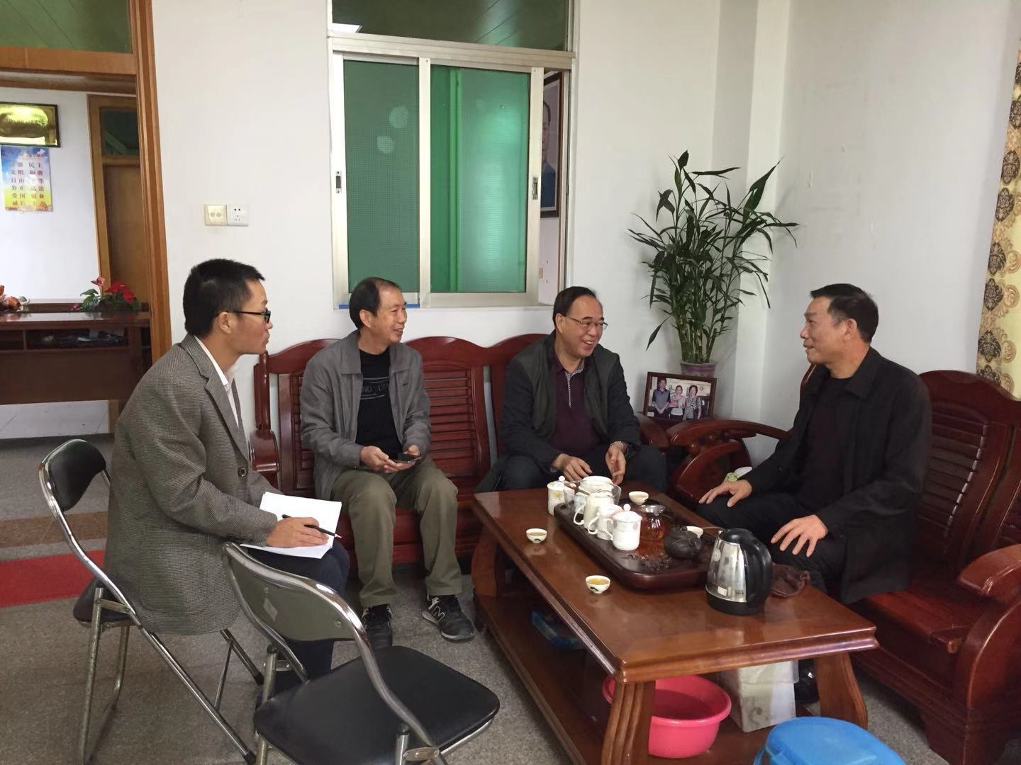 高火君局长深入挂驻点盐町头社区检查督导文明创建工作