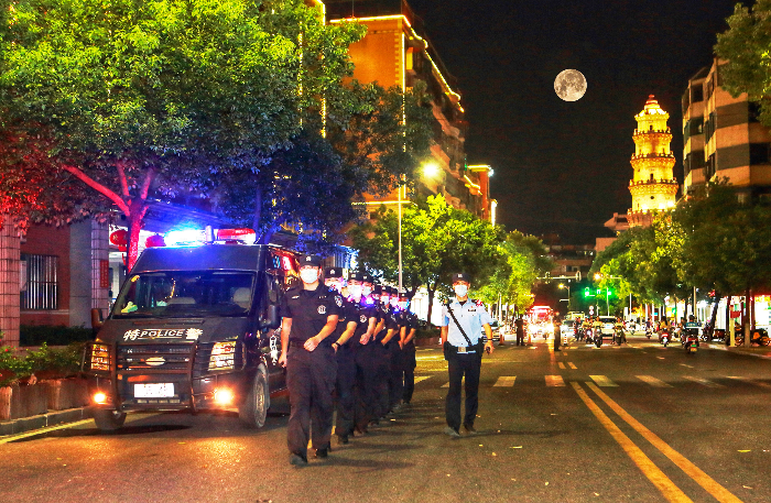 汕头公安执勤民警在重点商圈,街区等重要场所持续开展"见警察,见警灯