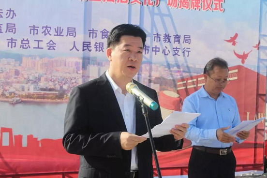 举行了宪法宣传品赠送仪式,由参加活动的相关领导向汕尾职院,林伟华