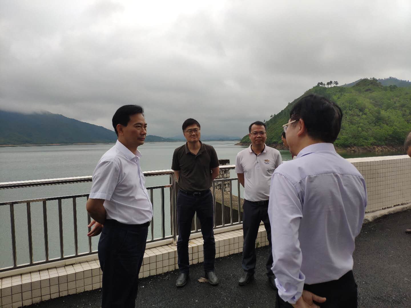 6月12日,副市长林军到海丰县检查防汛工作,市水务局局长黄宝俊,副局长