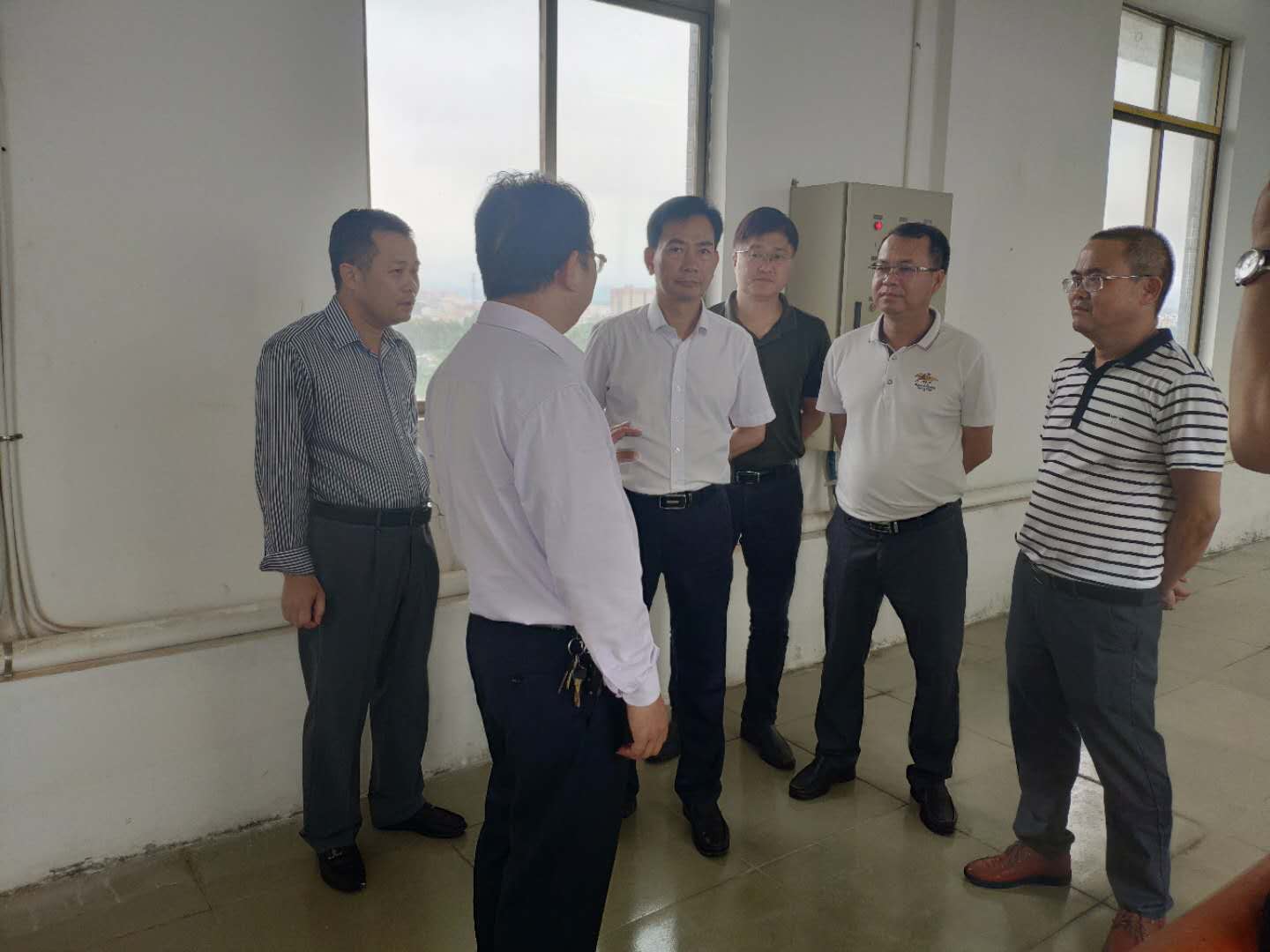 6月12日,副市长林军到海丰县检查防汛工作,市水务局局长黄宝俊,副局长